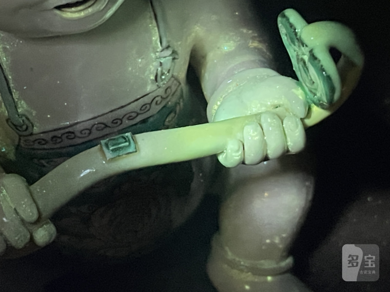 清康熙 素三彩童子持如意摆件 - 图11